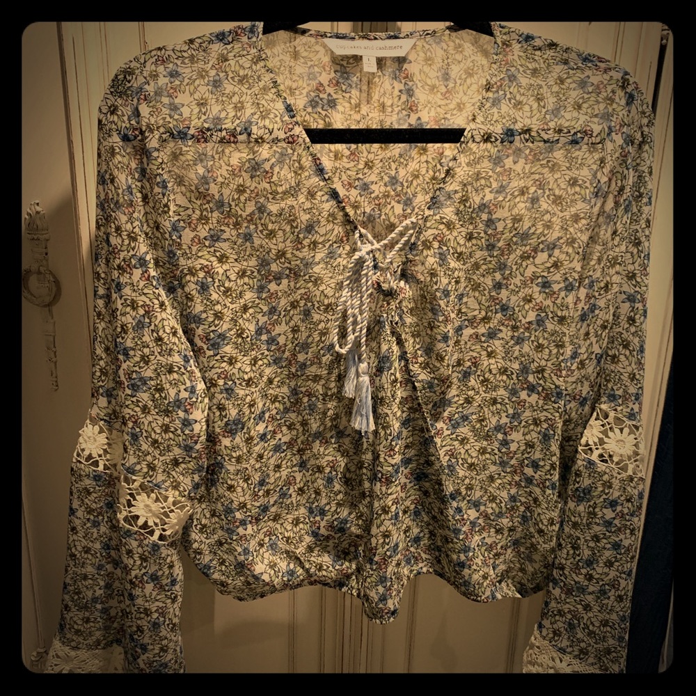 Cupcakes and Cashmere L EUC bell sleeve top